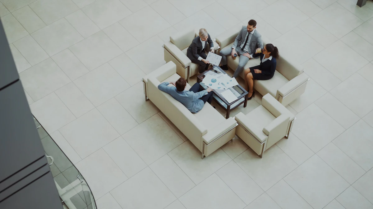 Equipo directivo revisa gráficos impresos en una reunión de trabajo