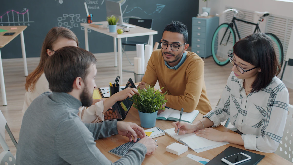 Equipo multicultural comparte ideas y celebra resultados durante una reunión