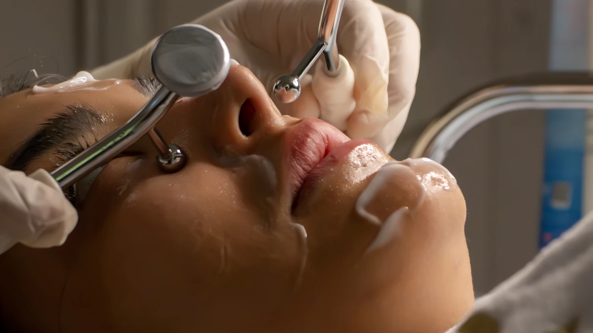 Especialista en estética avanzada realizando un cuidado facial a una clienta recostada