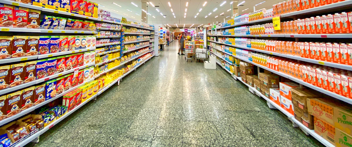 Estanterías de supermercado con numerosos envases y productos de alimentación