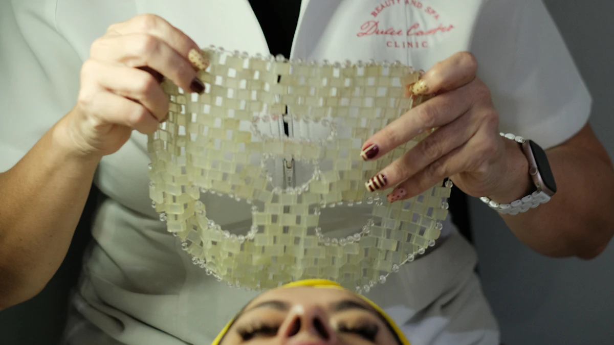 Esteticista aplicando una mascarilla transparente en una sesión de belleza