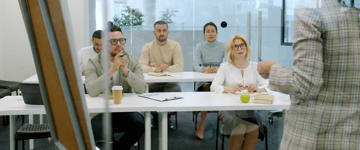 Experta imparte formación a profesionales reunidos en un espacio de trabajo