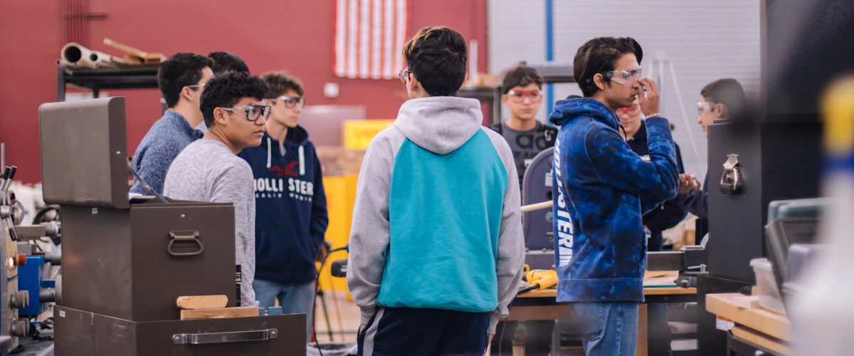 Grupo de estudiantes desarrolla una actividad tecnológica con un ordenador