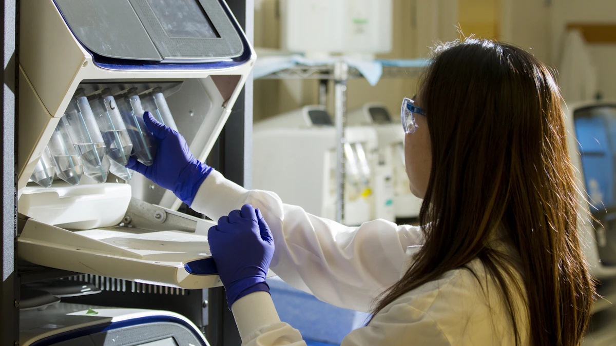 Investigadora preparando tubos con muestras para analizar genomas de virus