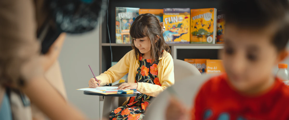 Niños dibujan sobre papel en una actividad creativa de clase