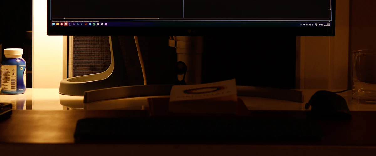 Pantalla de edición de vídeo con una línea temporal de montaje audiovisual