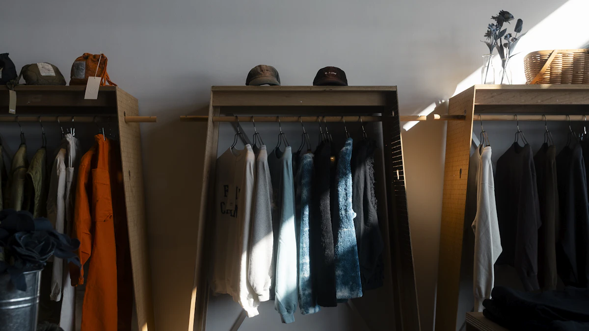 Percheros con prendas ordenadas en una tienda de moda iluminada naturalmente