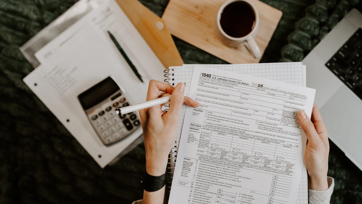 Persona revisa documentos financieros y utiliza una calculadora junto al portátil