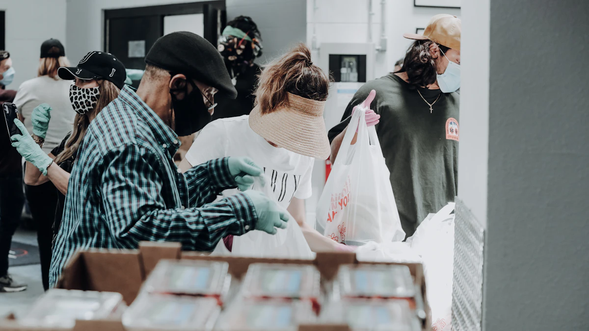 Personas reunidas junto a cajas de suministros destinados a donaciones
