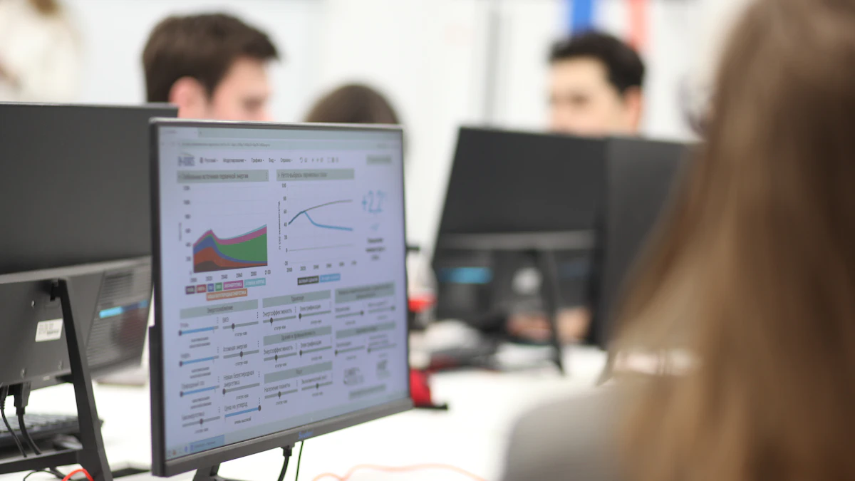 Personas trabajando con ordenadores y gráficos durante una sesión de formación
