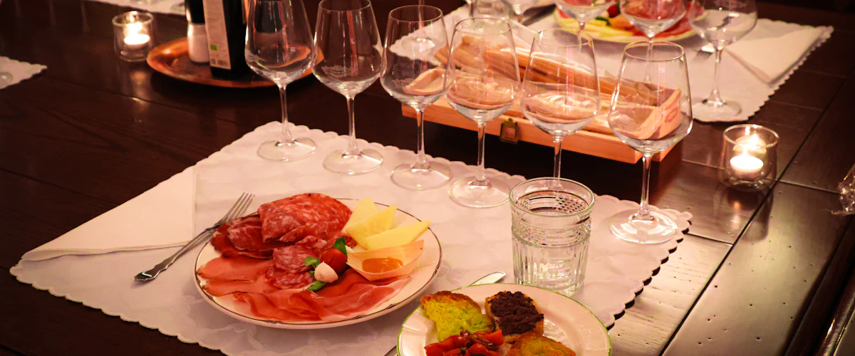 Platos de comida y copas de vino preparados para un maridaje