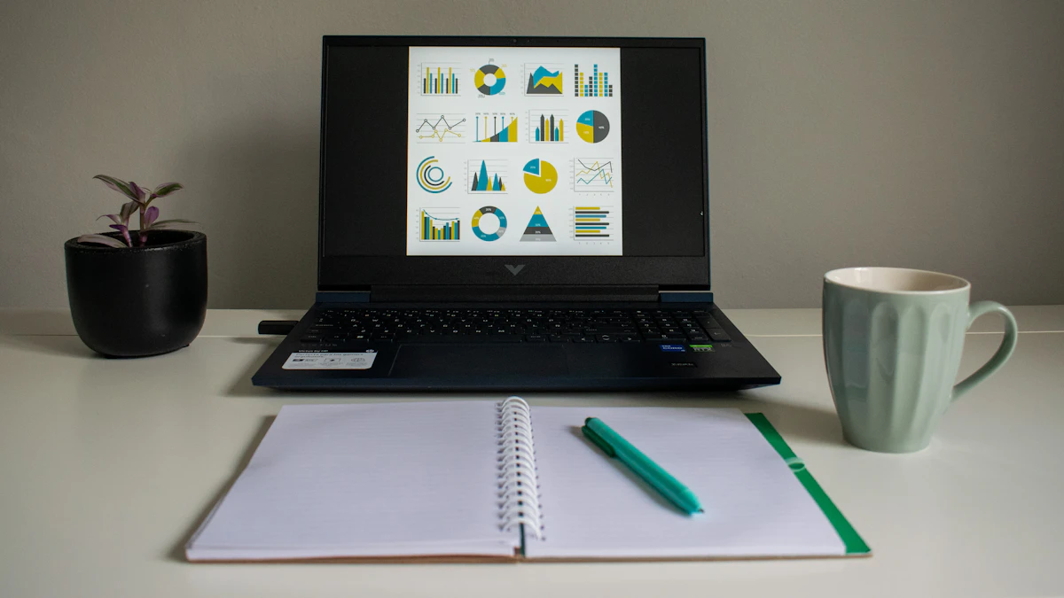 Portátil con gráficos de resultados junto a un cuaderno de seguimiento