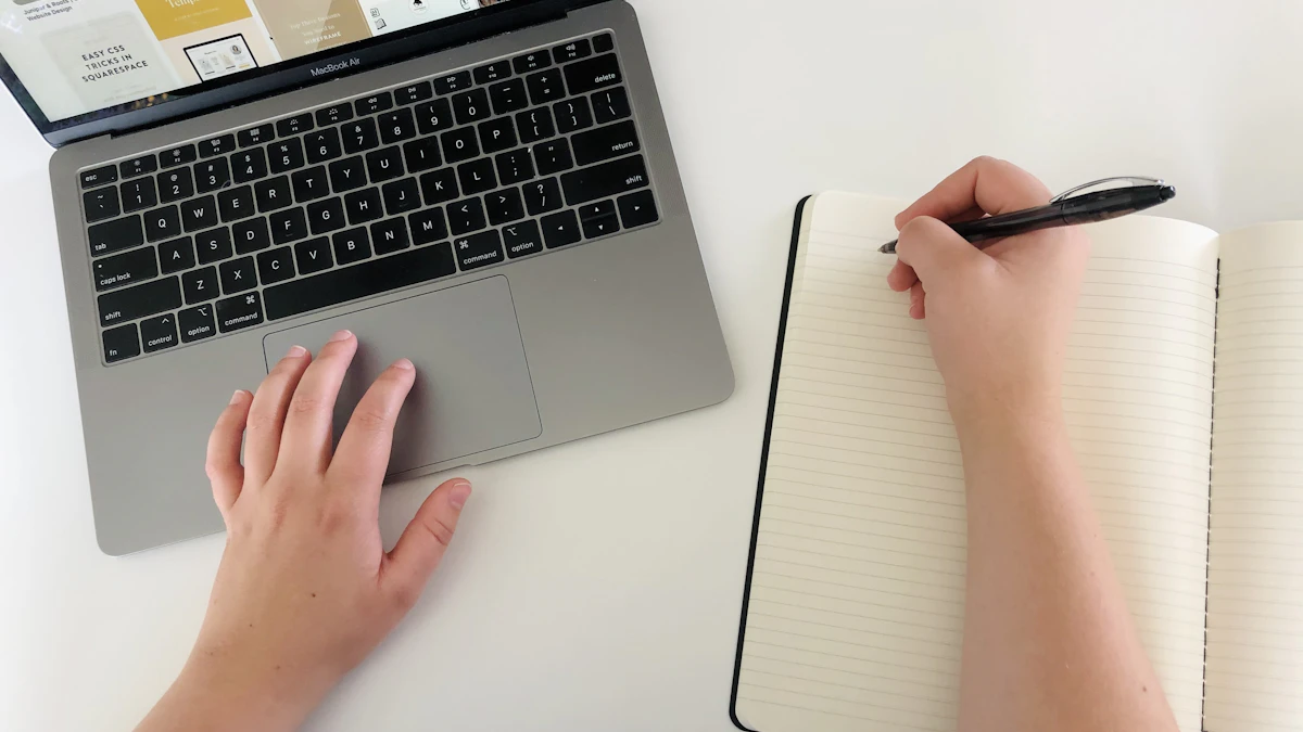 Profesional escribe ideas de copywriting junto a un ordenador portátil y cuaderno