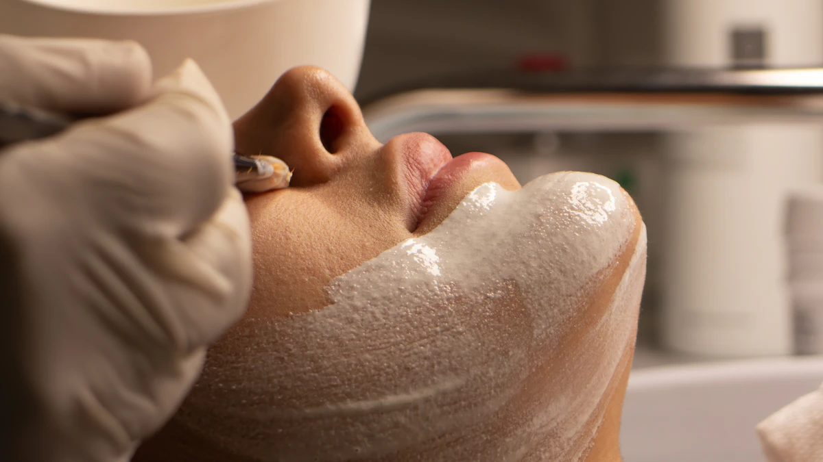 Profesional realiza un cuidado facial suave a una persona recostada en cabina estética