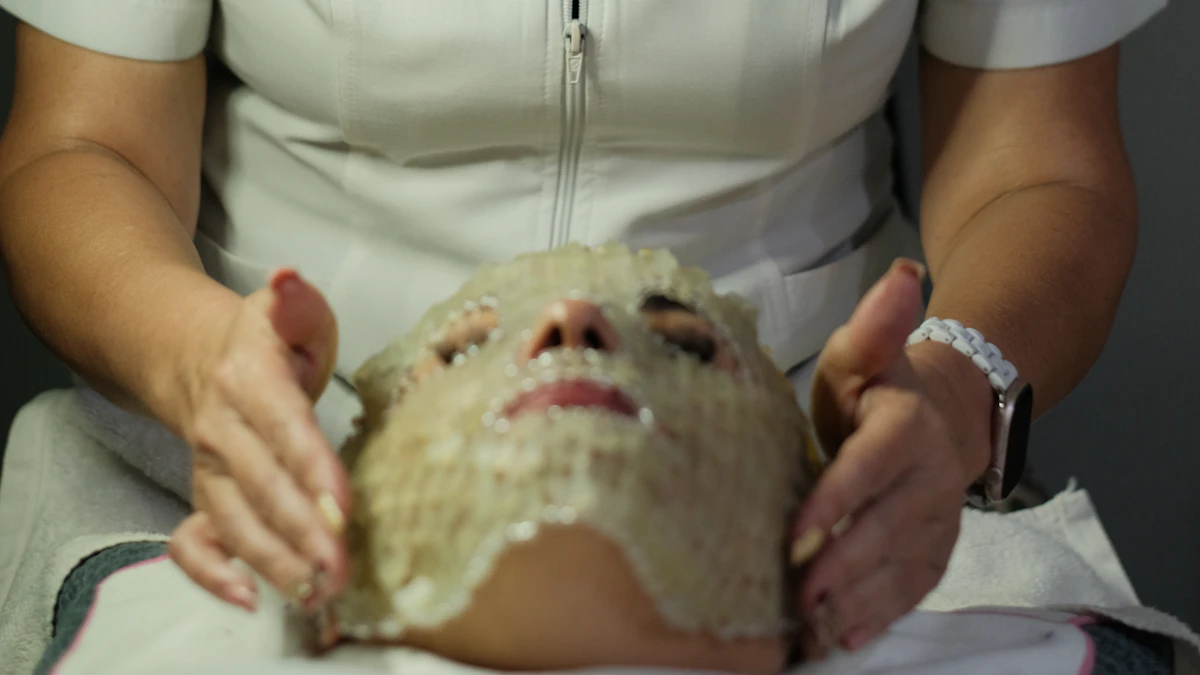 Profesional retira una mascarilla facial durante una sesión de cuidado de la piel