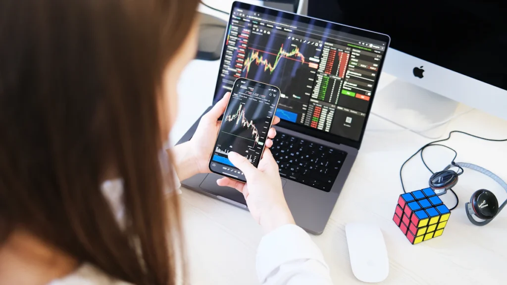 Profesional revisando operaciones de la seguridad de criptomonedas con desde un ordenador y teléfono