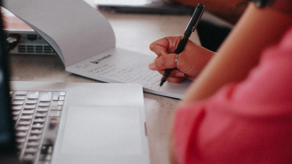 Profesional toma notas manuscritas en una mesa mientras revisa su trabajo