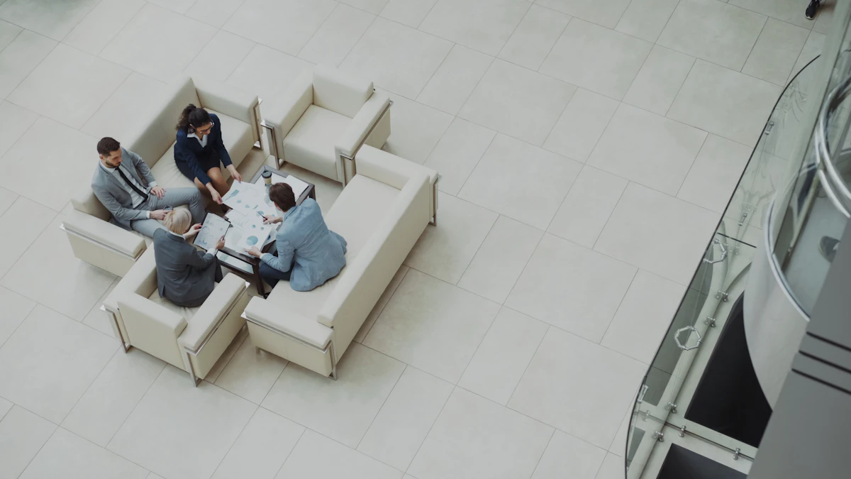 Profesionales revisan gráficos y resultados de ventas alrededor de una mesa