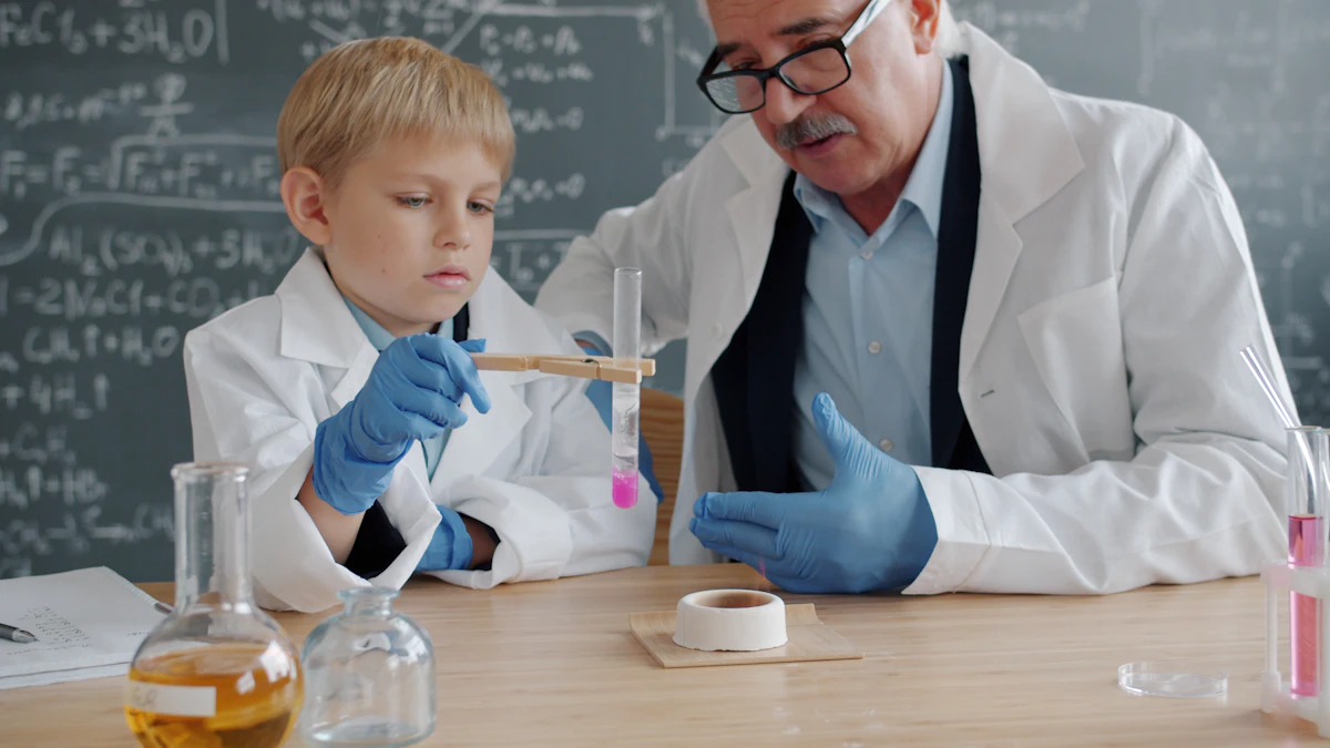 Profesor acompaña a un alumno que realiza un experimento científico en el aula