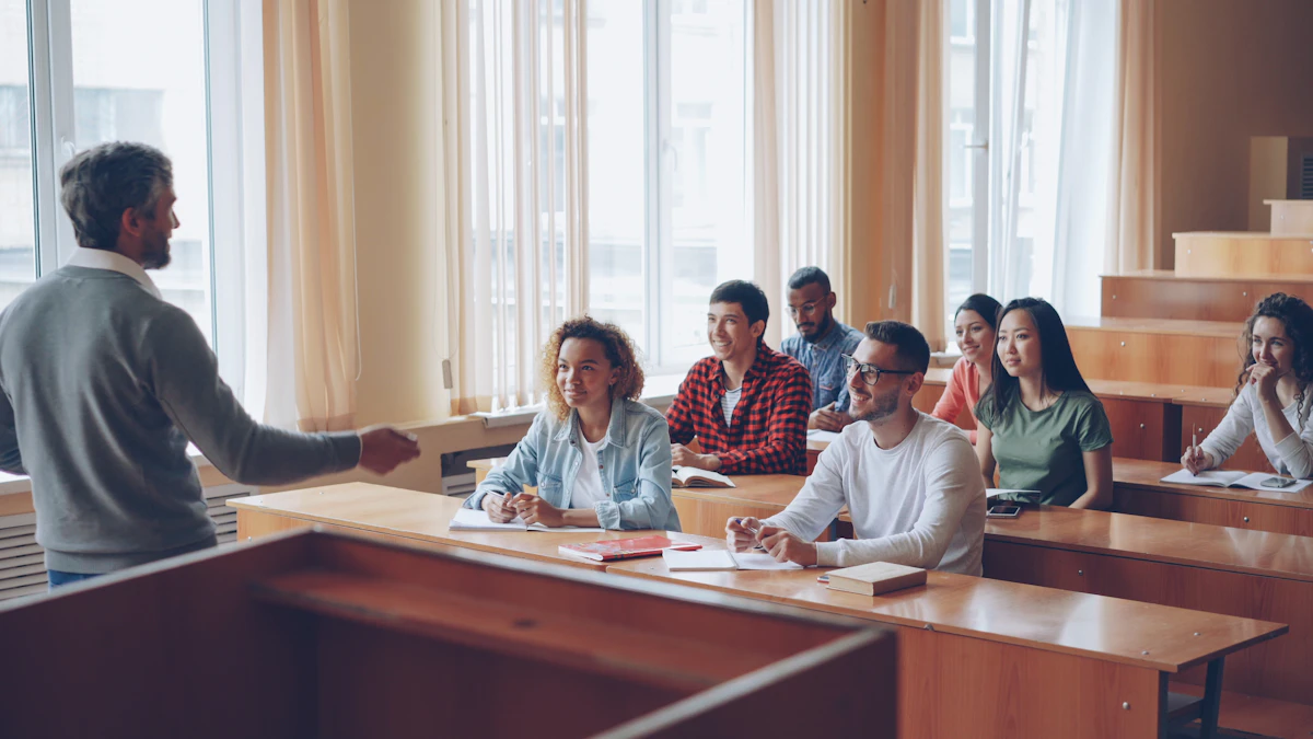 Profesor dialoga con universitarios durante una actividad de aprendizaje significativo en clase