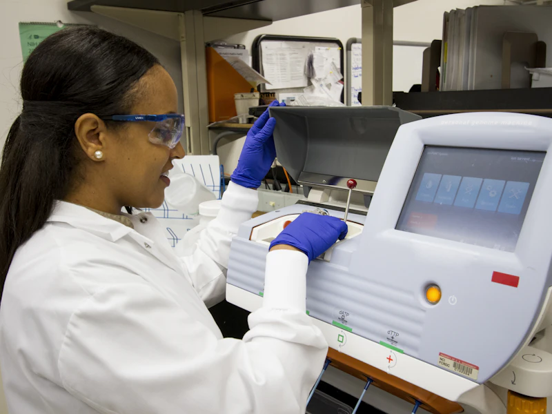 Técnica de laboratorio cargando muestras de ADN en un equipo de secuenciación