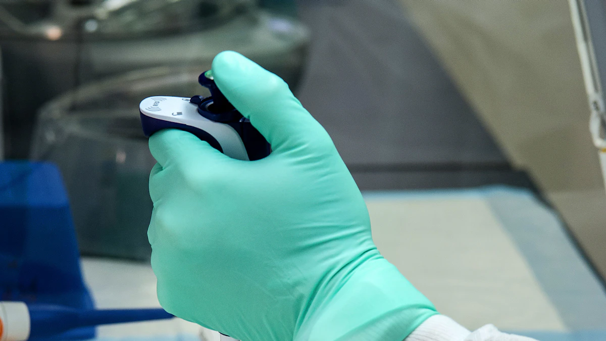 Técnico preparando ensayo molecular con guantes y micropipeta en laboratorio