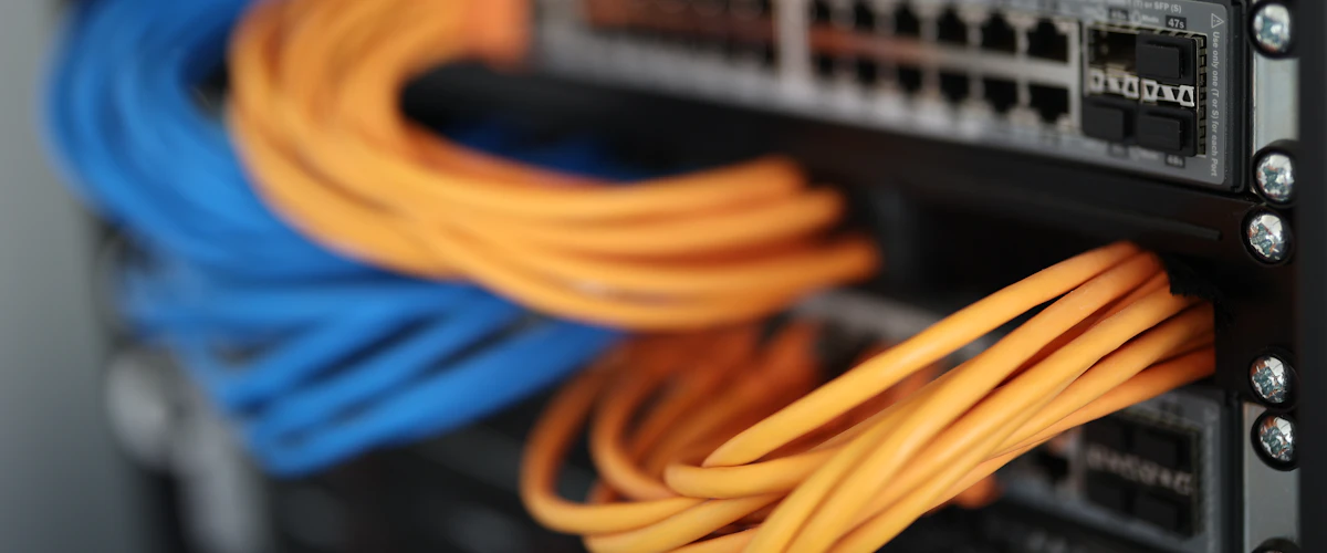 Técnico revisa conexiones y puertos de un panel de red