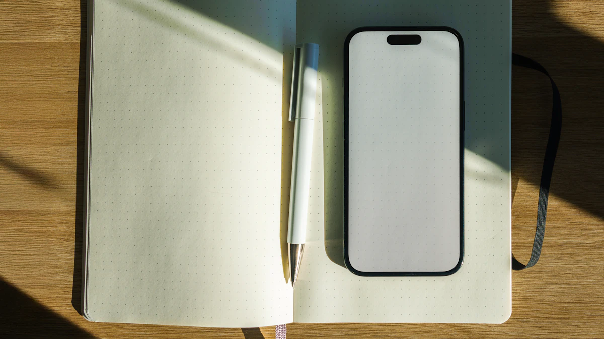 Teléfono y cuaderno sobre una mesa de madera preparados para planificar campañas