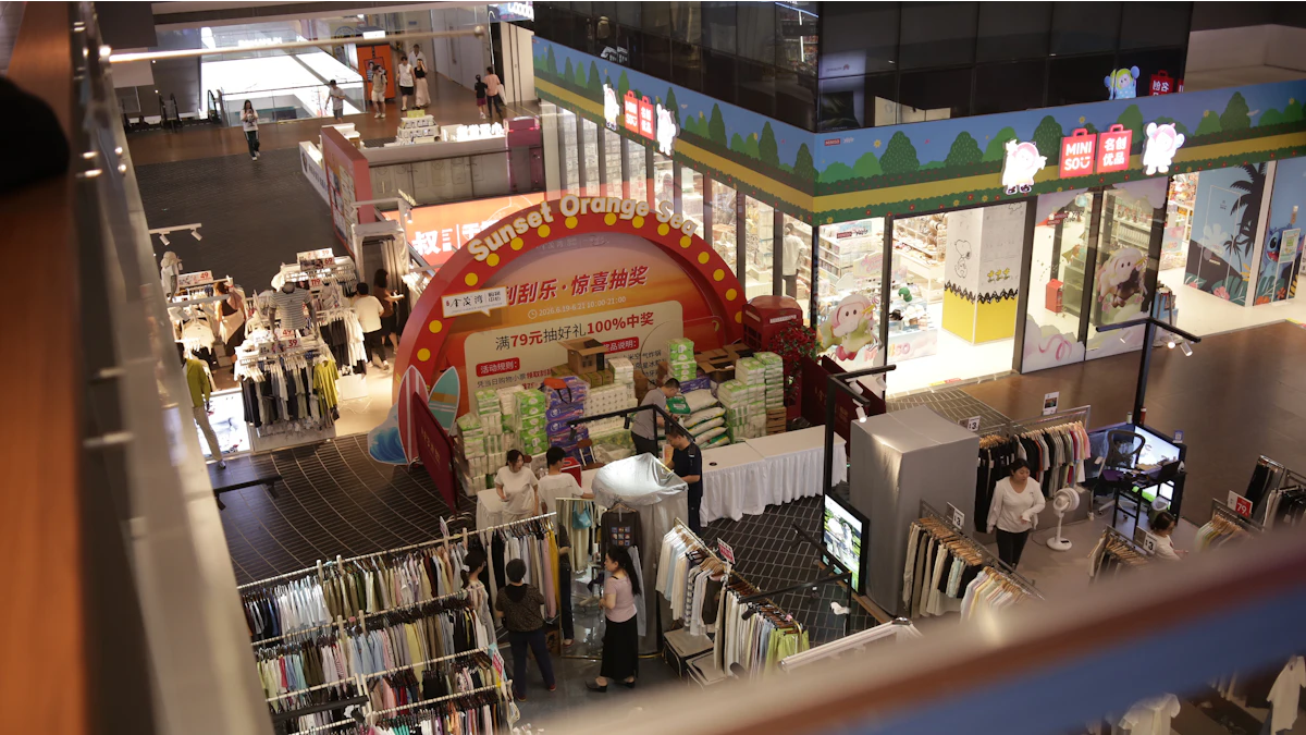 Vista elevada de expositores textiles distribuidos en una superficie comercial